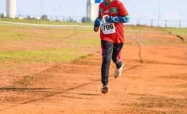 البطل العالمي "سفيان البقالي" يدخل على خط صورة طفل يشارك في بطولة وطنية للعدو الريفي بدون حذاء