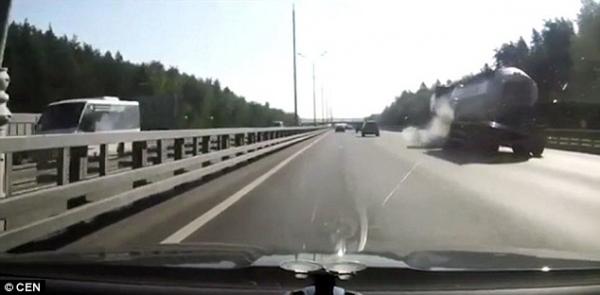 بالفيديو: لحظة احتراق شاحنة وقود بعد انفجار إطارها