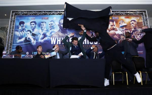 بالفيديو: ملاكم بريطاني يلقي بطاولة على خصمه أثناء مؤتمر صحفي