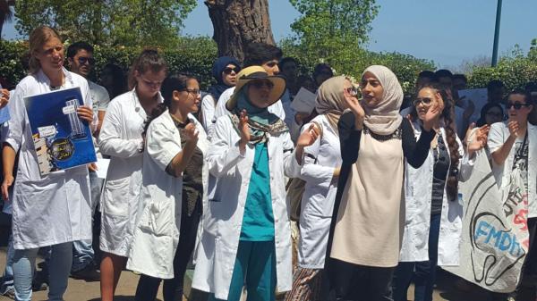تنسيقية طلبة الطب بالمغرب تستنكر تنصل الوزارة من إلتزاماتها و تهدد بالنزول مجددا إلى الشارع