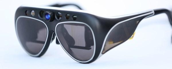 تطوير أول نظارات ثلاثية الأبعاد بتطبيقات عملية متعددة