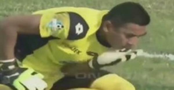 بالفيديو.. لحظة وفاة لاعب كرة قدم بعد اصطدامه بزميل على الهواء مباشرة