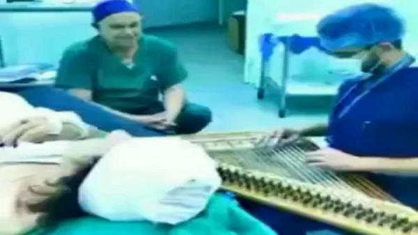 طبيب لبناني يعزف لمريضته بعد عملية جراحية(فيديو)