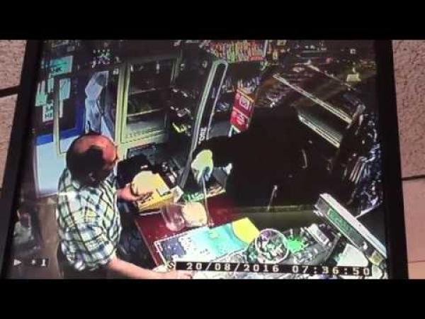 بالفيديو: شاهد كيف أجبر صاحب متجر لصاً على الفرار