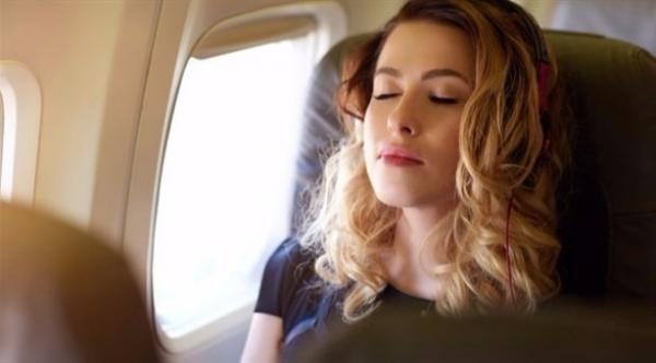 لهذا السبب ينبغي تجنب النوم أثناء السفر بالطائرة