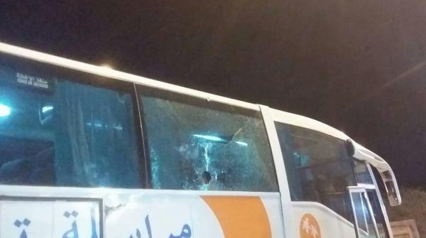 السيبة...هجوم على حافلة لنقل المسافرين وإصابة راكب بجروح