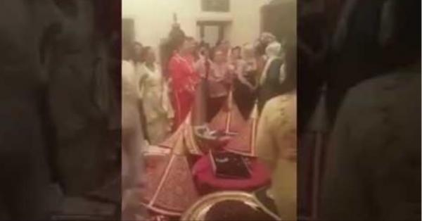 بالفيديو...الملك محمد السادس يفاجئ الجميع في حفل زفاف بطنجة و هذا هو صاحب العرس...
