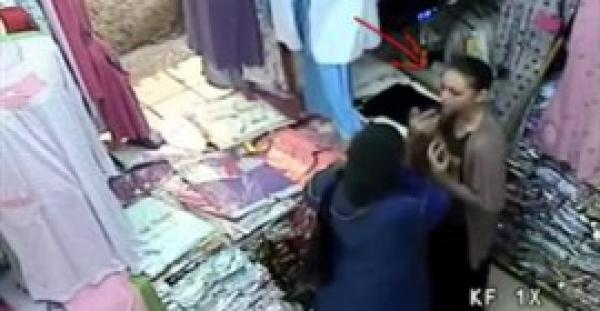 بالفيديو.. فتاة تسرق إيراد محل وتضعه بحمالة صدرها