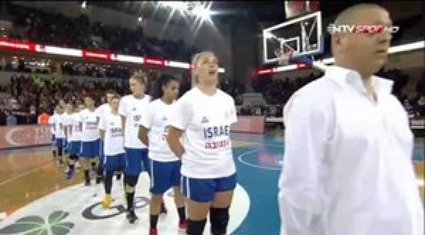 بالفيديو جماهير المنتخب التركي ترمي لاعبات المنتخب الإسرائيلي بـ"القمامة" في مباراة لكرة السلة