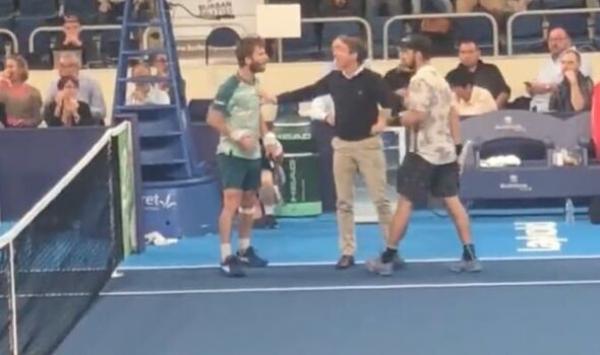 لاعبا تنس يشتبكان بدلا من التصافح عقب المباراة(فيديو)