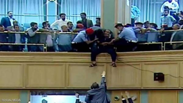 شاهد.. "قربالة" في البرلمان الأردني ورجل يقفز من شرفته