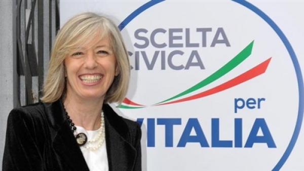 وزيرة التعليم الإيطالية تثير ضجة بعد ظهورها في صورة عارية