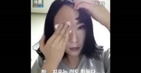 بالفيديو.. امرأة تزيل المكياج عن وجهها والنتيجة مخيفة