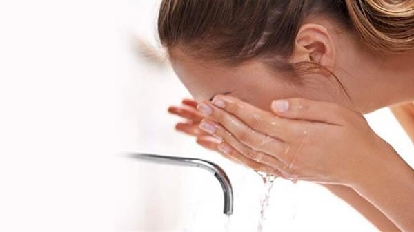 انتبهي إلى مخاطر غسل الوجه المتكرر