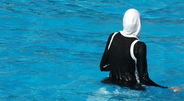 سويسرا تحرم فتاتين مسلمتين من الجنسية لأنهما رفضتا السباحة مع ذكور