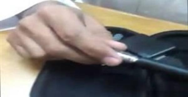بالفيديو.. مدرس يضبط «سيجارة إلكترونية» مع طالب إعدادي داخل الفصل