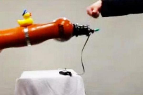 بالفيديو: روبوت يشعر بالألم ويتفاعل معه كالبشر