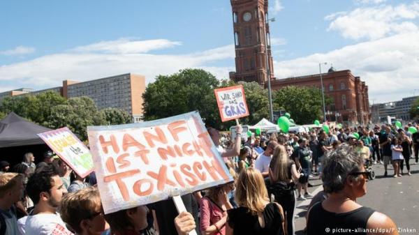 آلاف الألمان يتظاهرون للمطالبة بتقنين "الحشيش"