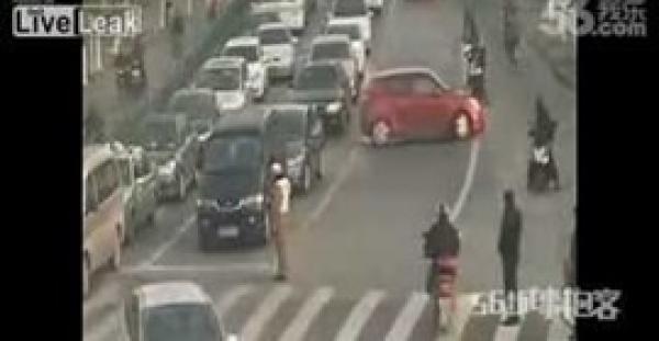 بالفيديو.. سيارة تصدم شرطيا وتحمل آخر أثناء هروبها من مخالفة مرورية