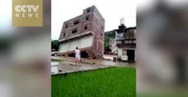 بالفيديو.. لقطات مروعة لانهيار مبنى بسبب فيضانات شديدة