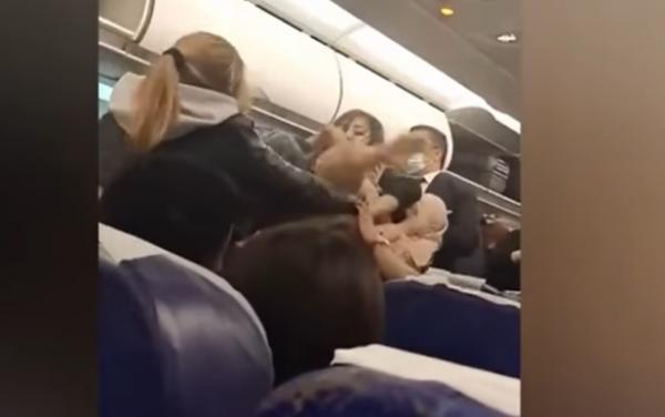 بالفيديو .. شجار بين الركاب داخل طائرة تابعة للخطوط الجوية التونسية