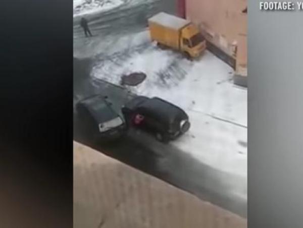 بالفيديو: امرأتان تتبادلان التصادم بسيارتيهما بعد حادث بسيط