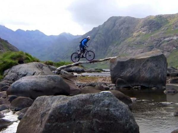بالفيديو: 16 مليون مشاهدة لأخطر صعود إلى قمة جبل شاهق  بواسطة دراجة هوائية