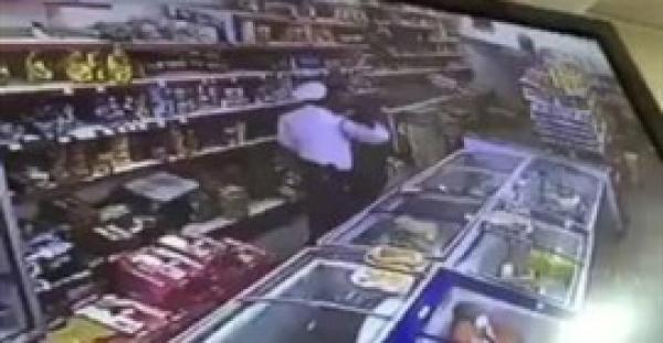 بالفيديو.. شرطي يسرق هاتف زبون داخل سوبر ماركت بالعراق