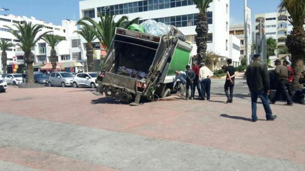 صورة اليوم... شاحنة أزبال عالقة بقلب مدينة أكادير تصنع الحدث وتثير جدلا فايسبوكيا