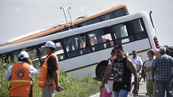 مصرع 13 شخصا و إصابة 34 آخرين بجروح في اصطدام حافلتين بالارجنتين 