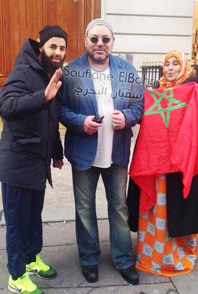 صورة حديثة : مغاربة صحراويون يلتقون الملك بباريس وهذا ما دار بينهم