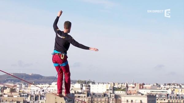 بالفيديو: مغامر يحقق رقماً قياسياً في المشي على الحبل في سماء باريس