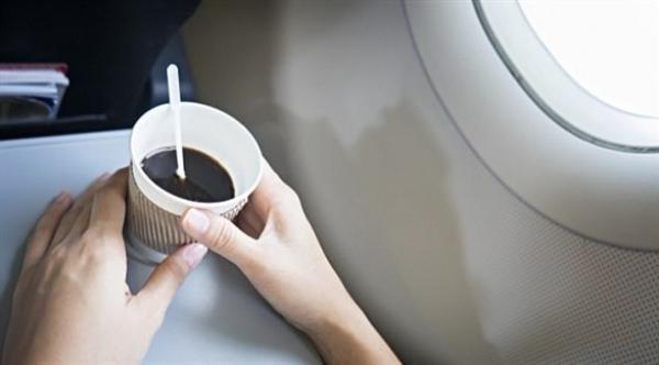 لهذا السبب لا تتناول القهوة في رحلات الطيران