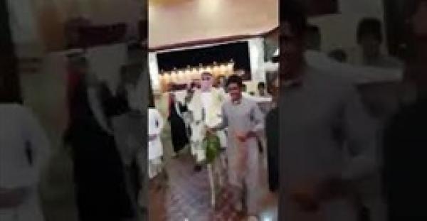 عريس يفاجئ الضيوف في حفل زفافه بقدومه على حمار (فيديو)