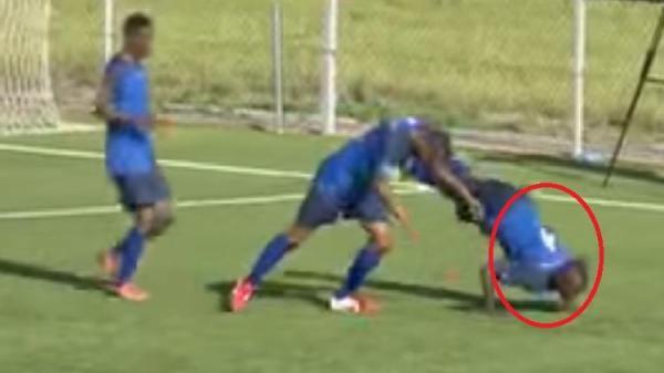 بالفيديو : وفاة لاعب افريقي بعد دقائق من احتفاله الغريب بالهدف!