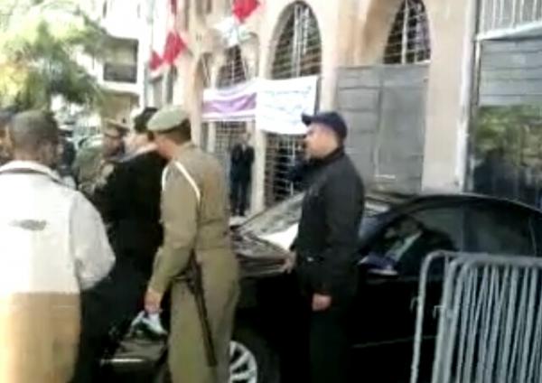 بالفيديو: المعطلون المكفوفون يحاصرون الوزيرة الحقاوي والقوات العمومية تنقذها