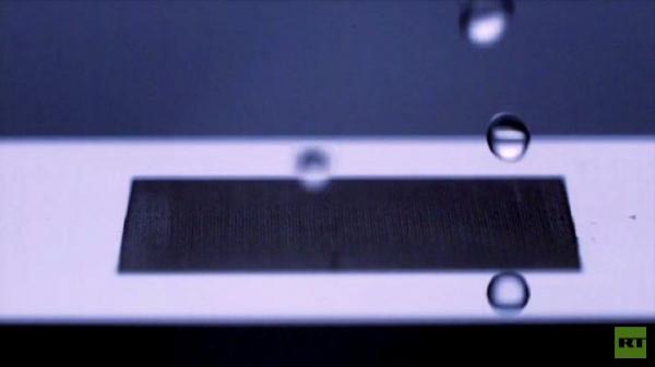 بالفيديو .. علماء جامعة بريطانية يبتكرون معدنا طاردا للماء!