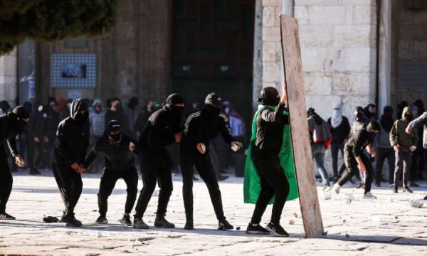 الإصابات بالعشرات في صفوف المصلين.. الشرطة الإسرائيلية تقتحم باحة المسجد الأقصى(فيديو)