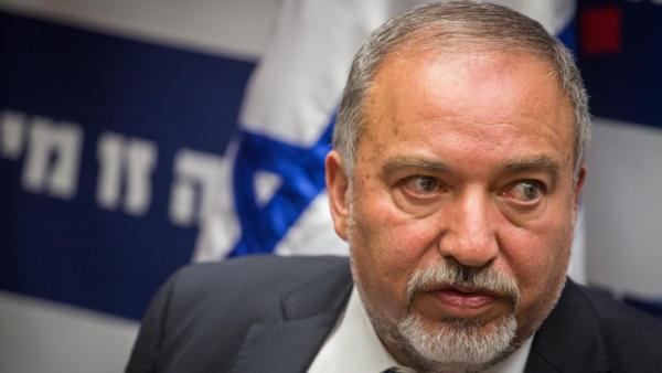 بعد عملية غزة الفاشلة ... وزير الدفاع الإسرائيلي يستقيل من منصبه