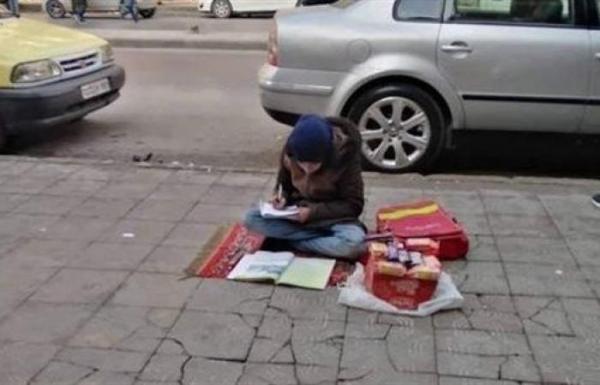صورة لطفلة سورية تدرس أثناء بيعها الحلوى في الشارع تهز مواقع التواصل الاجتماعي