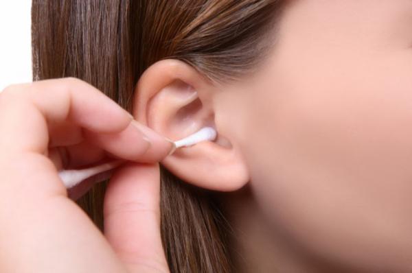 أحذر تنظيف الأذن بالأعواد القطنية وتعرف علي الطرق الصحيحة لتنظيفها