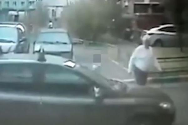 بالفيديو: لحظة استدراج مسن لطفلة إلى منزله والاعتداء عليها