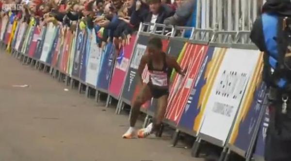 فيديو : عدّاءة كينية تركض فاقدة وعيها حتى خط نهاية الماراطون