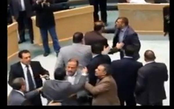 بالفيديو..مشادة ومحاولة سحب مسدس في مجلس النواب الاردني