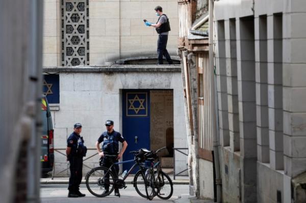 الشرطة الفرنسية تقتل جزائريا أضرم النار في كنيس يهودي