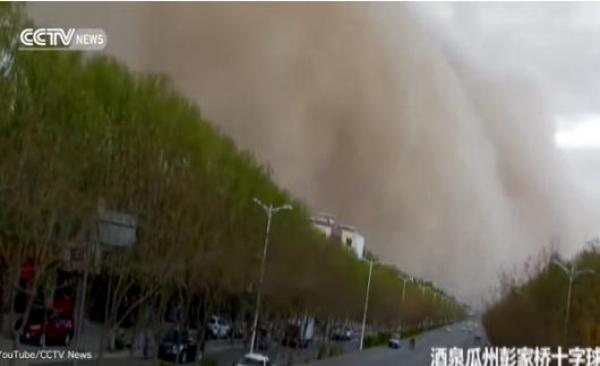 بالفيديو: عاصفة رملية تجتاح مدينة صينية في دقائق