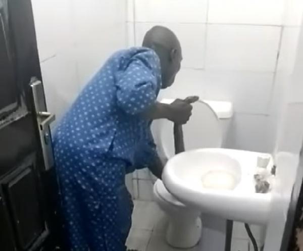 نيجيرية تلقى حتفها بعد تعرضها للدغة من أفعى سامة في مرحاض منزلها