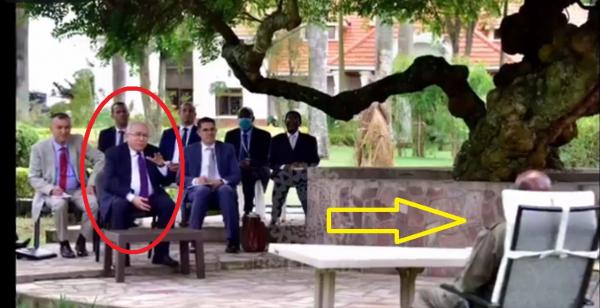وزير خارجية "القوة الضاربة" يتعرض للإهانة في أوغندا والإعلام الجزائري يتستر على الفضيحة(فيديو)