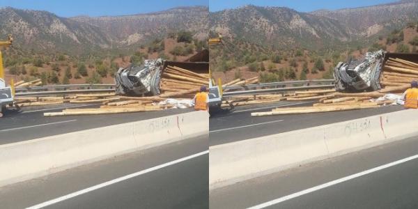 عاجل: إنقلاب شاحنة كبيرة محملة بالخشب بالطريق السيار بأكادير