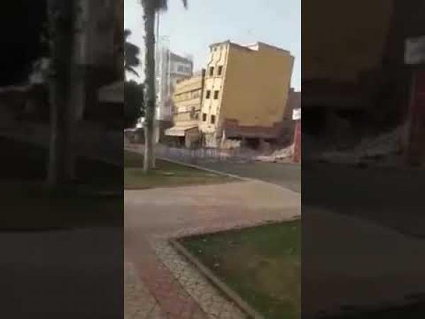 بالفيديو : سقوط عمارة سكنية من 3 طوابق بالفقيه بن صالح